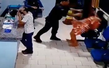 Câmeras de segurança flagram PM espancando com socos e chutes mulher algemada