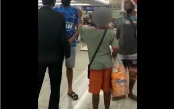 Clientes impedem segurança de expulsar meninos negros de shopping