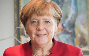Aos 66 anos de idade, Angela Merkel completa 15 anos no poder com sua popularidade em alta