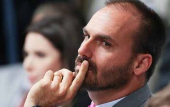 Após agredir a China Eduardo Bolsonaro pode perder cargo na Câmara