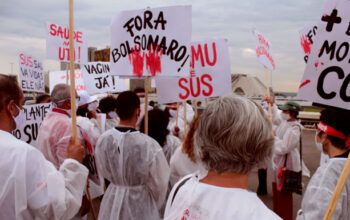 Ativistas realizam protesto na Rodoviária de Brasília dm defesa do SUS e contra Bolsonaro