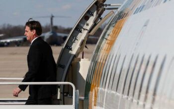 Bolsonaro embarca para votar no 2º turno da eleição no Rio de Janeiro