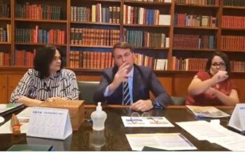 Bolsonaro insinua que Coronavac pode ter levado voluntário à morte