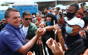 Bolsonaro participa de cerimônia de entrega de títulos de propriedade rural em Flores de Goiás