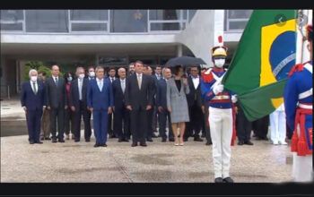 Bolsonaro participa de cerimônia do Dia da Bandeira