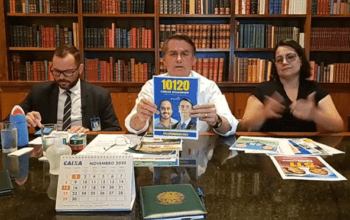 Bolsonaro pede voto para filho Carlos e outros candidatos em capitais