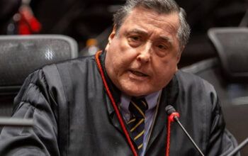 Bolsonaro terá encontro com corregedor do tribunal que analisa denúncia contra Flávio