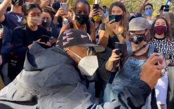 Cineasta Spike Lee comemora derrota de Trump com champagne