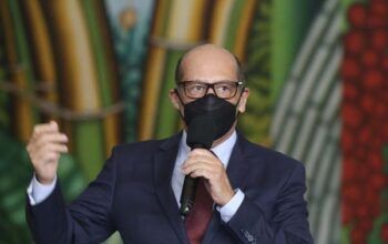 Diretor do Butantan diz que morte não está relacionada à Coronavac