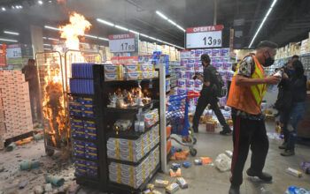 Em SP manifestantes ateiam fogo no Carrefour