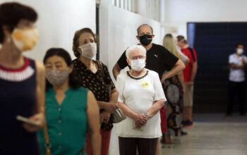 Aos 85 anos de idade Erundina espera na fila para votar