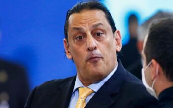 Ex-advogado de Flávio Bolsonaro que escondeu Queiroz reaparece no Planalto