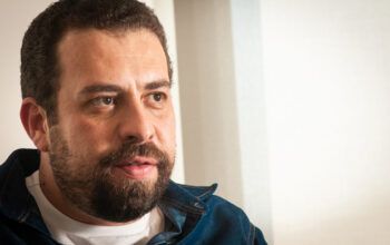 Gabinete do Ódio é denunciado por Boulos por disparos de fake news no Whatsaap