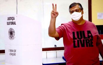 Governador do Maranhão vota no segundo turno com a camiseta Lula Livre