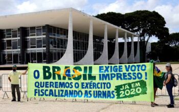 Grupo de apoiadores de Bolsonaro fazem manifestação pelo voto impresso em Brasília