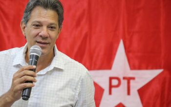 Haddad chama Bolsonaro de genocida e o desafia: "seja homem, manda a polícia aqui"