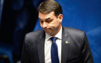 Irritado com investigação contra Flávio, Bolsonaro disse que filho é perseguido