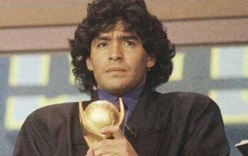“Maradona foi o mais humano dos deuses”, escreveu Eduardo Galeano