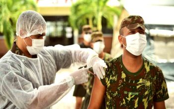 Ministério da Defesa torna vacinação  obrigatória para militares; Bolsonaro é contra para civis