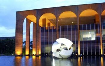 Resposta da China a Eduardo Bolsonaro é “ofensiva”