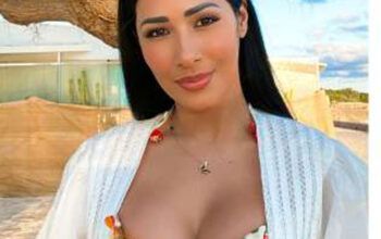 Simaria usa maiô com decote e sandália trend em foto