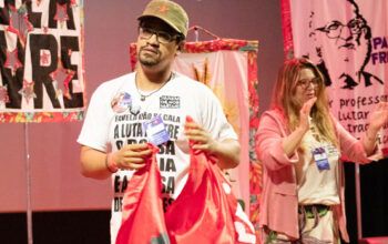 Vida de um negro vale menos do que a de um cachorro no Brasil, desabafa André Constantine