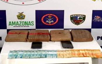 Dois tabletes de cocaína são encontrados pela polícia em lixeira de embarcação no porto de Coari