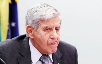 Chamado de velho mentiroso por  Janio de Freitas, General Heleno reage: "Vc é medíocre"