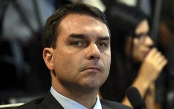 Abin produziu relatórios para orientar defesa de Flávio Bolsonaro no caso Queiroz