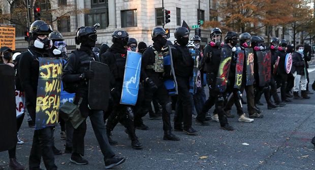 Apoiadores e opositores de Trump se enfrentam durante manifestações em Washington
