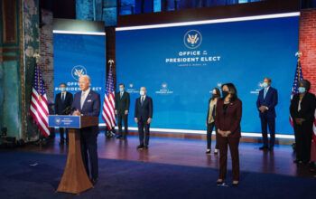 Biden escolhe um latino secretário de Saúde dos EUA