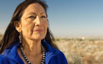 Biden nomeia Deb Haaland, líder indígena crítica de Bolsonaro, para seu gabinete nos EUA