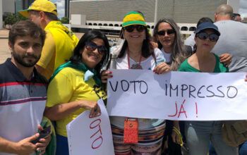 Bolsonaristas fazem ato em Brasília pedindo voto impresso