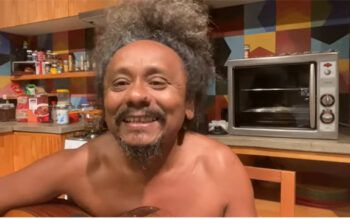 Chico César chama Bolsonaro de “pamonha” em marchinha nova - ouça vídeo