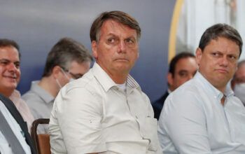 Depois de dizer que “não dá bola” à pressão por vacinação, Bolsonaro diz ter pressa