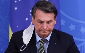 Editorial da Folha acusa Bolsonaro de sabotador e responsável por esse conjunto de desgraças