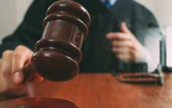 Funcionária negra é condenada por denunciar colegas de trabalho por racismo