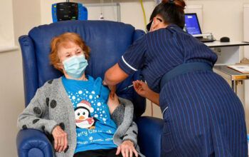 Idosa de 90 anos é a primeira pessoa do Reino Unido a receber vacina contra covid-19