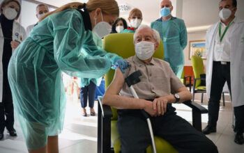 Idosos da Espanha inauguram a vacinação com orgulho e para servir de exemplo na luta contra a pandemia