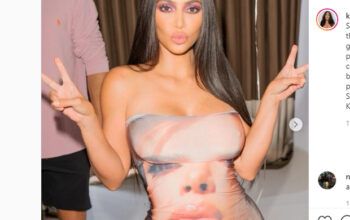 Kim Kardashian posa com vestido bizarro e gera discórdia