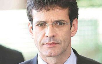 Ministro do Turismo é demitido após desentendimento com  general Ramos