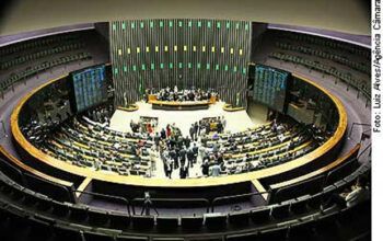 MP abre crédito de 1,99 bilhão de reais para financiar compra da vacina de Oxford