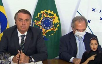 Paulo Guedes cochila durante discurso de Bolsonaro