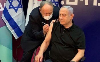 Primeiro-ministro de Israel é vacinado ao vivo na TV; Benjamin Netanyahu é amigo de Bolsonaro