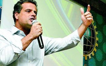 "Repudio a entrega da medalha Leonel Brizola ao filhote da ditadura, Bolsonaro", protesta vereador