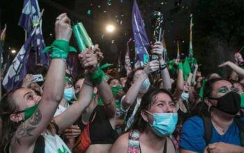 Senado argentino aprova aborto legal e mulheres comemoram