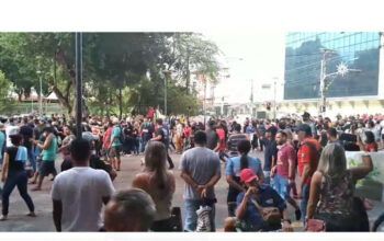 Comerciários vão às ruas e fazem barulho contra decreto que restringe atividades não essenciais no AM