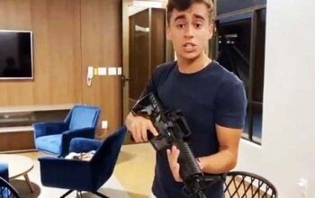 Nikolas Ferreira, vereador bolsonarista exibe fuzil e sugere arma como presente de Natal