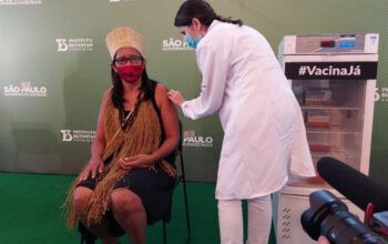 "A vacina salva vidas", diz primeira indígena a se vacinar contra a Covid