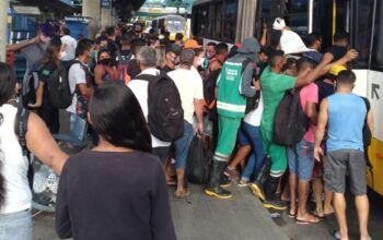 Aglomeração nos terminais de passageiros está sem controle em Manaus que vive nova onda do covid-19